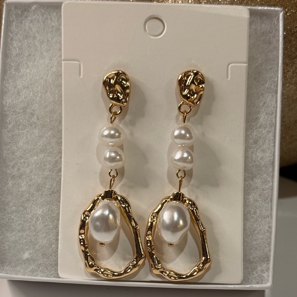 Earrings: Gold and Pearl Drop Earrings - Picture 1 of 4